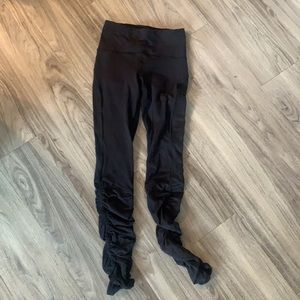 worn once lululemon leggings with ruched bottoms